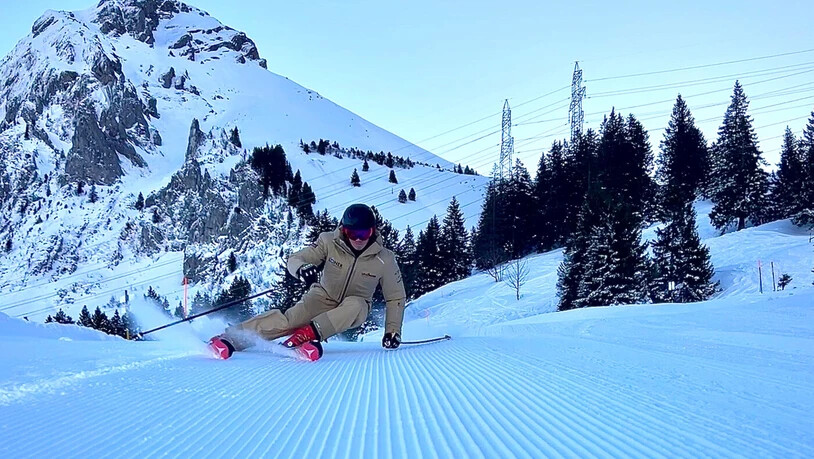 Skigebiet Schilt vor dem Sonnenaufgang: Der erste Skifahrer zieht am Freitag seine Spur in den Schnee.