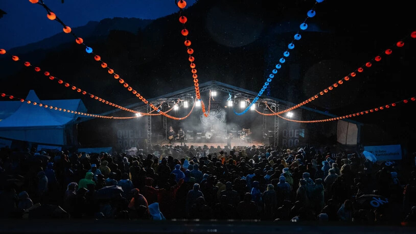 Zahlreiche Festivalgäste: Auf der Bühne geben Musikerinnen und Musiker beim Quellrock Open Air alles.
