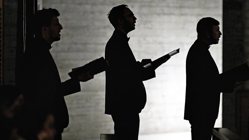 Nacht der Chöre: Die Männerstimmen von Kontra.cant singen in der Heiligkreuzkirche vom Seitenschiff her.