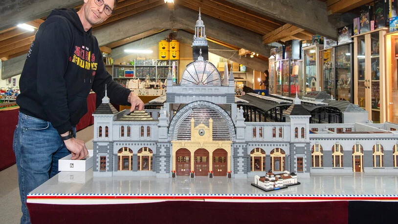 Strahlend am Werken: Wenn Marmet an seinem Lebenswerk, einem Modell des Luzerner Bahnhofs, weiterbaut, strahlt er automatisch. 