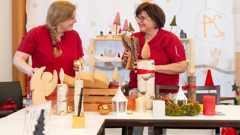 Die Vorbereitungen laufen: Rosita Lingenhag (rechts) und Seraina Hitz  gestalten das 24. Adventsfenster weihnachtlich. 