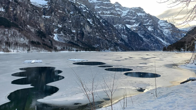 Urs Winiger, Leiter des Wasserkraftwerks, erklärt, wie die Eislöcher entstehen.