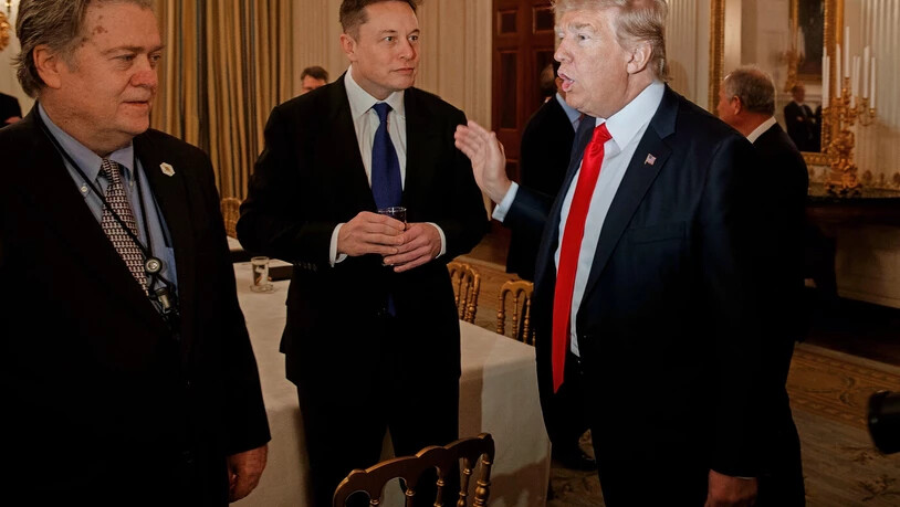 Buhlten schon damals um Donald Trumps Gunst: Steve Bannon (links) und Elon Musk (Mitte) besuchten 2017 den damaligen 
 US-Präsidenten im Weissen Haus.