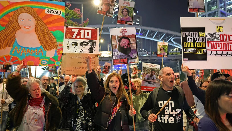 Als der neue Deal noch ein Gerücht war: Angehörige und Unterstützer protestieren am Mittwochabend in Tel Aviv für die Freilassung der Geiseln. 