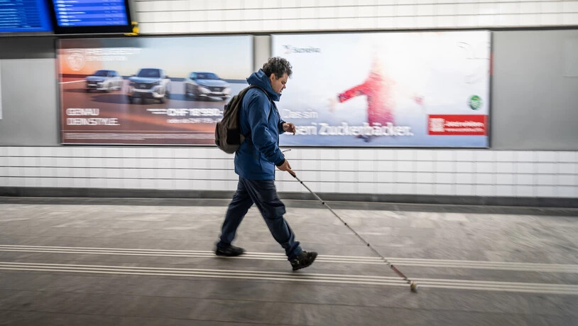Leandro Zamuner am Bahnhof Chur: Sein liebstes Hobby ist das Reisen.