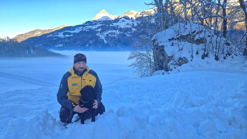 Marco Scherrer mit seiner Nelly: Der Labrador fühlt sich im Schnee pudelwohl.