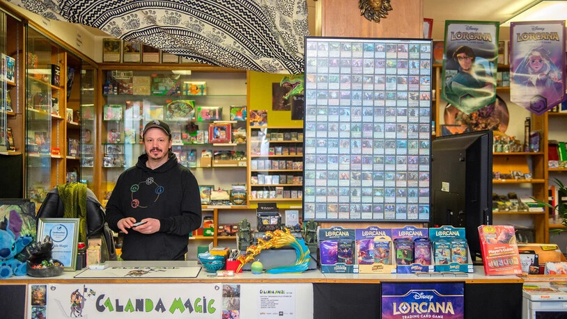 Blickfang: Inmitten von bunten Figuren, Karten und Brettspielen steht der Ladenbesitzer – Lukas Schleier. 
