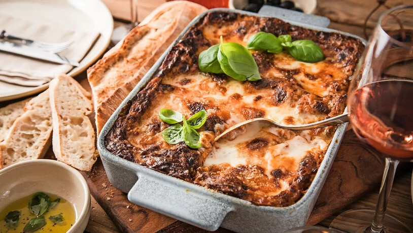 Ein zusätzlicher Aufwand, der sich aber lohnt: Eine Lasagne schmeckt noch einmal besser, wenn die Teigplatten selbst gemacht sind.