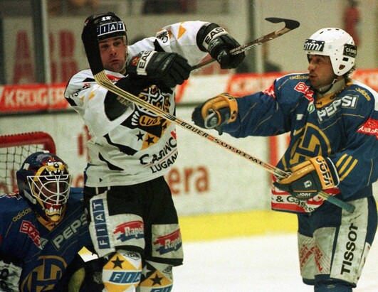 Dan Hodgson (rechts) 1997 im Duell mit Lugano-Legende Todd Elik.