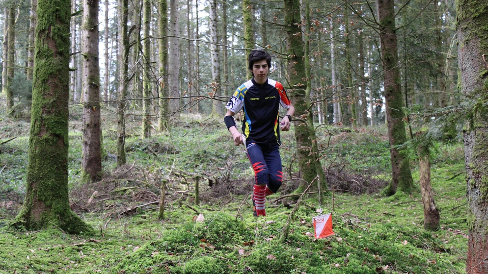 Fokussiert: Ein Orientierungsläufer kämpft sich durch den Wald. Bild Nicolò Infanger