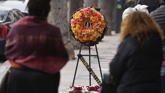 Ein Kranz gedenkt Sidney Poitier auf seinem Stern am «Walk of Fame» in Los Angeles. Nach dem Tod von Sidney Poitier haben viele Kollegen, Politiker und seine Familie den schwarzen Hollywood-Star und sein Vermächtnis gewürdigt. Foto: Chris Pizzello/AP/dpa