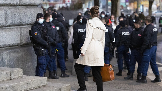 Polizisten bewachen am frühen Dienstagmorgen das Berner Amthaus, während eine Anwältin das Gerichtsgebäude betritt.