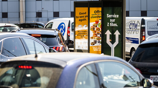 Die Schlangen beim McDrive sind oft lang. McDonald's Schweiz baut darum den Heimlieferservice weiter aus. (Archivbild)