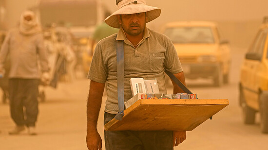 Sand- und Staubstürme haben Bagdad in  orangefarbenen Dunst gehüllt. Foto: Hadi Mizban/AP/dpa