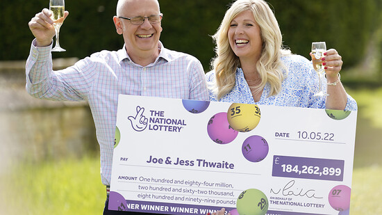 Joe Thwaite (r), 49, und Jess Thwaite, 46, aus Gloucestershire feiern ihren Gewinn des rekordverdächtigen EuroMillionen-Jackpots von 184 Millionen Pfund (ca. 217 Millionen Euro). Foto: Andrew Matthews/PA Wire/dpa