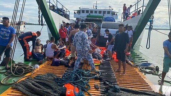 HANDOUT - Auf diesem Foto werden Passagiere nach ihrer Rettung im Hafen von Real, Provinz Quezon, versorgt. Foto: Uncredited/Philippine Coast Guard/AP/dpa - ACHTUNG: Nur zur redaktionellen Verwendung und nur mit vollständiger Nennung des vorstehenden…