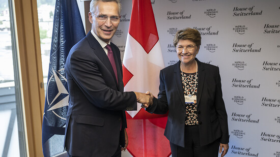 Die Schweizer Bundesrätin und Verteidigungsministerin Viola Amherd traf am WEF den Generalsekretär der NATO Jens Stoltenberg. Sie vereinbarten, in Zukunft enger zusammenzuarbeiten.