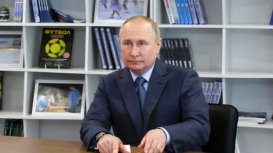 Ein Putin-Sprecher hat Spekulationen zurückgewiesen, wonach der russische Präsident bei einem Krankenhausbesuch eine neue Strategie für die Ukraine verkünden wolle. Foto: Mikhail Metzel/Pool Sputnik Kremlin/AP/dpa