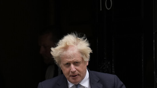 Der britische Premierminister Boris Johnson verlässt Downing Street 10, um an der wöchentlichen Fragestunde Prime Minister's Questions im Parlament teilzunehmen. Foto: Matt Dunham/AP/dpa