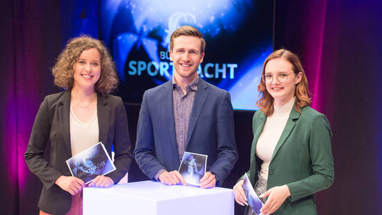Vor der Linse: Die TV Sportmoderatoren Véronique Ruppenthal, Jan Zürcher und Melanie Möhr (von links) an der Bündner Sportnacht 2021.