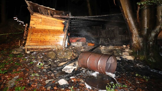 Feuer ausgebrochen: Am Niederberg in Näfels wurde ein Schopf bei einem Brand zerstört.