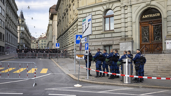 Polizisten vor dem Berner Amthaus bei Beginn des Rockerprozesses Ende Mai. An diesem Donnerstag  wird das Gerichtsgebäude wieder abgeriegelt werden.