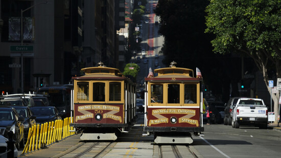 Zwei Cable-Car-Bahnen auf einer Strasse in der US-Metropole San Francisco. (Archivbild)