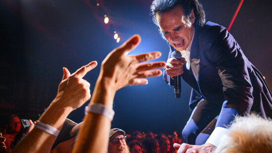 Fazit nach dem Konzert am 56. Montreux Jazz Festival: Wer an einem Konzert von Nick Cave and The Bad Seeds in der ersten Reihe steht, gehört zum Bühnenprogramm dazu.