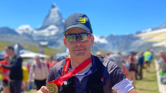Erfolgreich abgeschlossen: Peter Basig aus Zizers zeigt nach dem absolvierten Zermatt Marathon den Daumen nach oben.