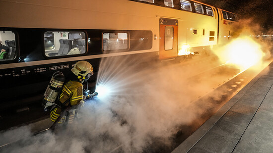 Üben für den Ernstfall im Fall eines Brandes im Rahmen der Rettungsübung im Bözbergtunnel.