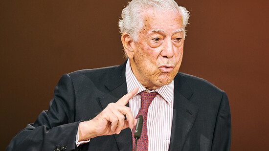 ARCHIV - Der peruanische Schriftsteller und Literaturnobelpreisträger Mario Vargas Llosa spricht während Eröffnung des Internationalen Literaturfestivals 2020 im Kammermusiksaal der Philharmonie. Foto: Annette Riedl/dpa