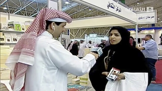 SCREENSHOT - Dieses Videostandbild des saudischen Staatsfernsehens zeigt Salma al-Shehab (r), Doktorandin und Frauenrechtlerin, im Gespräch mit einem Journalisten auf der Riad International Book Fair im März 2014. Foto: Uncredited/Saudi state television…