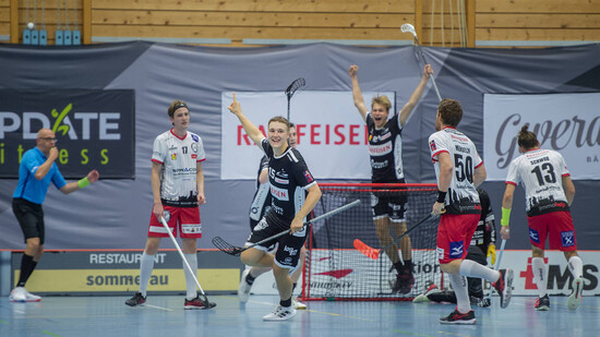 Grund zum Jubeln: Chur Unihockey mit Topskorer Aaro Helin darf mit dem Saisonstart zufrieden sein.