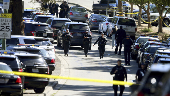 Polizeibeamte verschiedener Behörden sind nach Schüssen auf einem Schulgelände im Einsatz. Foto: Ray Chavez/Bay Area News Group/AP/dpa - ACHTUNG: Nur zur redaktionellen Verwendung und nur mit vollständiger Nennung des vorstehenden Credits