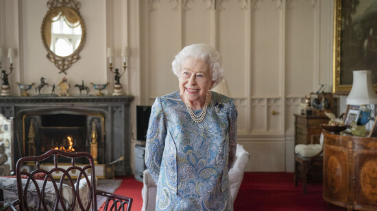ARCHIV - Die britische Königin Elizabeth II. ist an Altersschwäche gestorben. Das geht aus dem Totenschein der am 8. September im Alter von 96 Jahren auf ihrem schottischen Landsitz Balmoral gestorbenen Monarchin hervor. Foto: Dominic Lipinski/pool PA/AP…