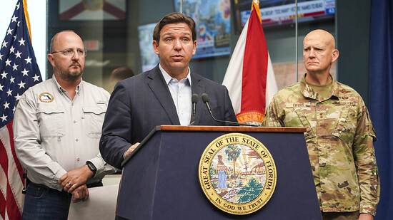 Floridas Gouverneur Ron DeSantis (M) informiert die Medien über Hurrikan Ian. Hurrikan «Ian» vorbereitet. Foto: Robert Kaufmann/Fema/Planet Pix via ZUMA Press Wire/dpa