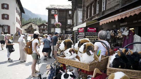Es kame wieder mehr ausländische Touristen in die Schweiz: ein Souvenir-Shop in Zermatt (Symbolbild).