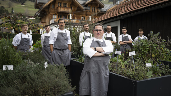Benoît Carcenat, der Koch des Jahres 2023, mit seiner Kochbrigade vor seinem Lokal in den Waadtländer Alpen.