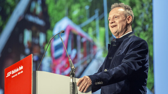Übernimmt eine neue Aufgabe: Stefan Engler spricht an der ordentlichen Generalversammlung der Rhätischen Bahn AG in der Eventhalle Arosa.