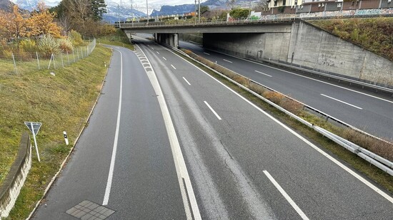Verschwunden vom Unfallort: Eine Autofahrerin verursachte am Mittwoch auf der A13 in Chur eine Kollision und entfernte sich von der Autobahn.