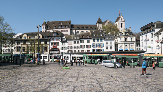 Basel ist laut einer Umfrage unter ausländischen Arbeitnehmenden die beliebteste Schweizer Stadt. Expats gaben der Stadt am Rheinknie den Vorzug vor Lausanne, Zürich und Genf. (Archivbild)