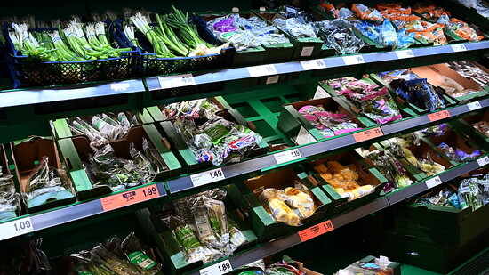 Die Lebensmittelpreise in Grossbritannien sind erneut deutlich gestiegen. Höhere Kosten für Energie, Tiernahrung und Transport trieben die Lebensmittelinflation im November auf einen Rekordwert von 12,4 Prozent. (Archivbild)