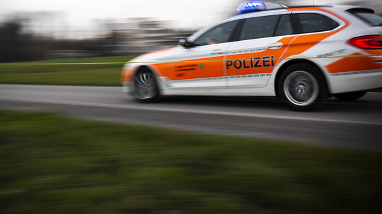 Die Kantonspolizei St. Gallen musste am frühen Samstagmorgen ausrücken, weil ein Jugendlicher auf einen Bahnwagen geklettert war und sich dabei einen Stromschlag zugezogen hatte. (Symbolbild)