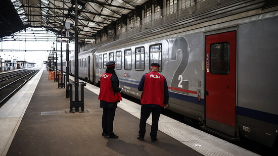 Ein Streik der Kontrolleure hat in Frankreich den dritten Tag in Folge für zahlreiche Zugausfälle und Störungen im Bahnverkehr gesorgt. Die französische Bahngesellschaft SNCF strich am Sonntag - wie schon am Freitag und Samstag - 60 Prozent ihrer…