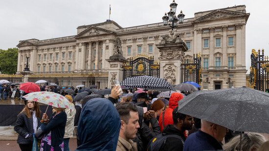 ARCHIV - König Charles III. will einem Bericht zufolge den Buckingham-Palast zugänglicher für Besucher machen. Foto: Suzan Moore/PA Wire/dpa