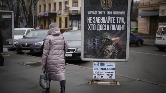 Ein Transparent in Krywyj Rih mit der Aufschrift: «Marineinfanteristen - Helden von Mariupol - vergesst nicht die, die noch in Gefangenschaft sind». Foto: Daniel Cole/AP/dpa