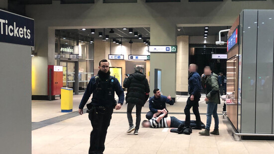 dpatopbilder - In der U-Bahn-Station Schuman im EU-Viertel in Brüssel nimmt die Polizei den mutmaßlichen Täter fest. Foto: Marek Majewsky/dpa-Zentralbild/dpa - ACHTUNG: Person(en) wurde(n) aus rechtlichen Gründen gepixelt