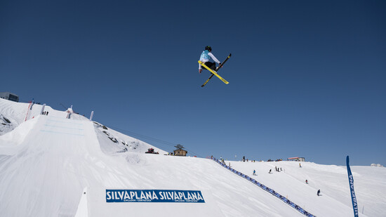 Spektakel: Ein Freeskier springt über eine Schanze in Silvaplana.