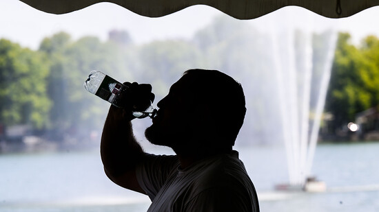 Schweizerinnen und Schweizer trinken laut einer neuen Studie 70 Liter abgefülltes Wasser pro Jahr.(Symbolbild)