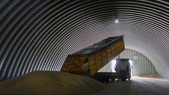 ARCHIV - Ein LKW entlädt Getreide in einem Getreidespeicher in dem Dorf. Vertreter Russlands und der Vereinten Nationen verhandeln an diesem Montag in Genf über eine Fortsetzung des Getreideabkommens, das Exporte aus der Ukraine sichern soll. Foto: Efrem…